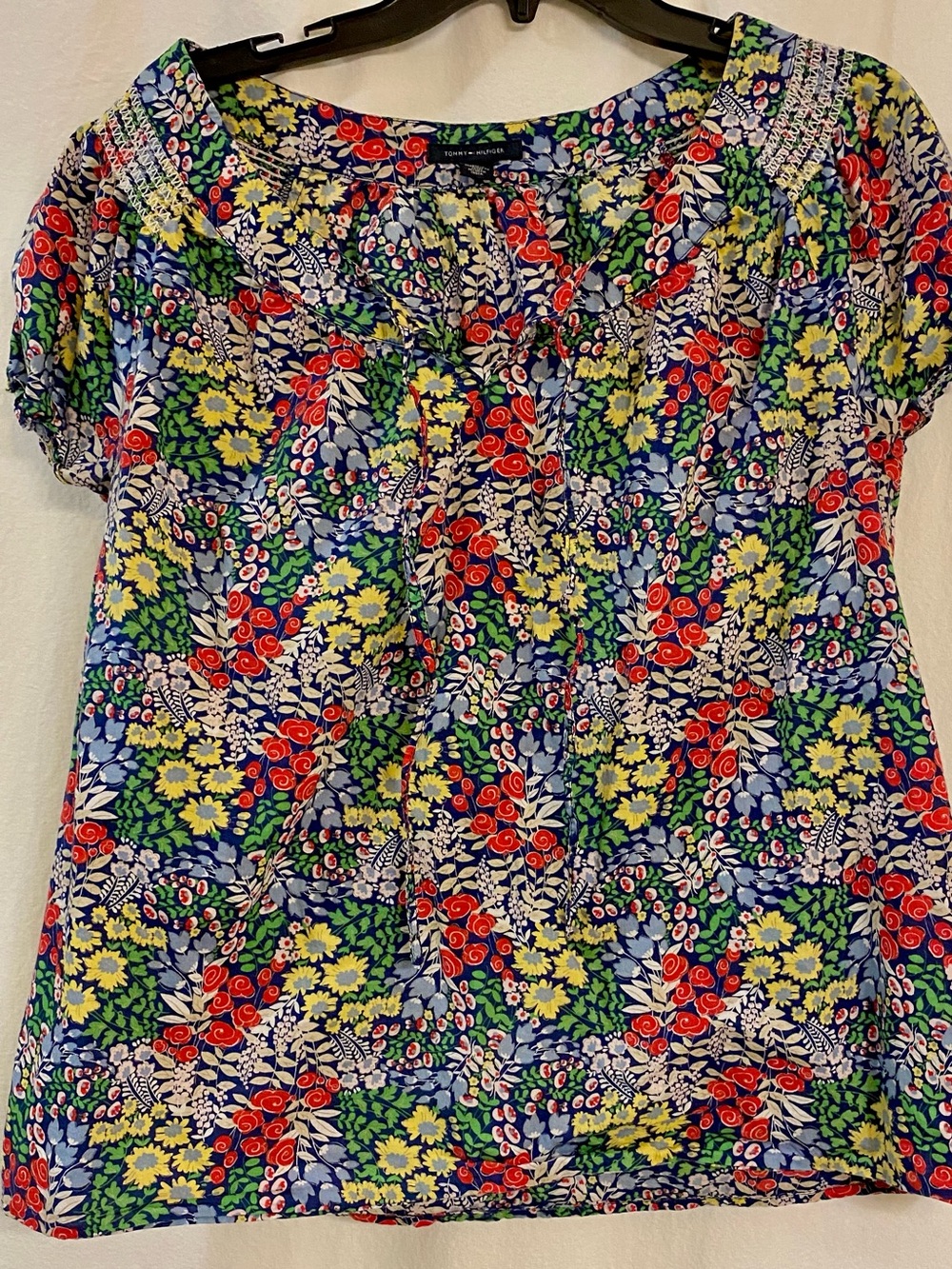 Tommy Hilfiger Cotton floral short sleeve pullover Shirt. Keyhole Front W/Tie.